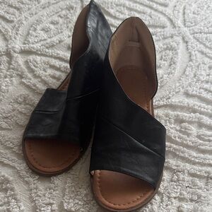 Catherine Malandrino Black Open-Toe Crossover Sandals